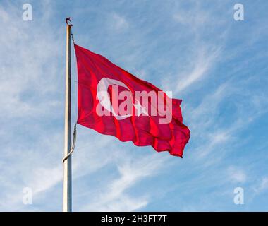 Türkische Flagge schwenkten im blauen Himmel Stockfoto