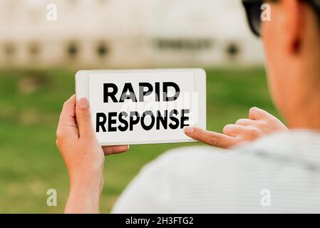 Schreiben mit Anzeige von Text Rapid Response. Konzept Bedeutung Medizinisches Notfallteam Schnelle Hilfe bei Katastrophen sprach- und Videoanrufe Stockfoto