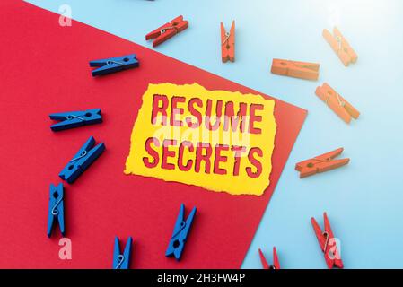 Textüberschrift mit den Lebenswiederaufgenommen-Geheimnissen. Wort geschrieben auf Tipps zu machen erstaunliche Lebenslauf herausragend Biografie Schreiben wichtige Notizen Anzeigen Stockfoto