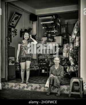 4. Juni 2016, Vietnam, Nha-trang, Dame und ihre Großmutter im Mom-and-Pop-Shop auf der Straße Stockfoto