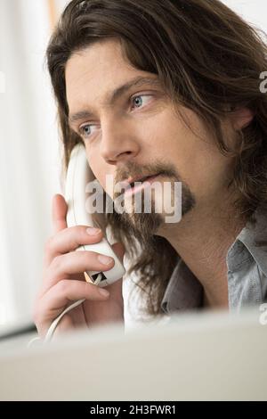 Mann am Telefon Stockfoto