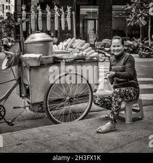 29. Mai 2016, Vietnam. Nha-Trang, süßer Maisverkäufer auf der Straße Stockfoto