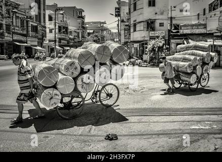 4. Juni 2016, Vietnam, Nha-Trang, Straßenporteure transportieren Waren auf den Markt Stockfoto