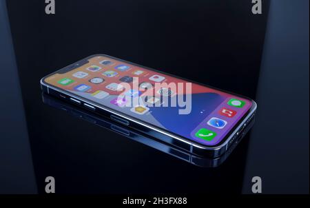 Galati, Rumänien - 14. Oktober 2021: Studioaufnahme des neuen Apple iPhone 12 Pro Max blau auf schwarzem Glas. Isolieren auf schwarzem Hintergrund. Illustrative Leitgewitter Stockfoto