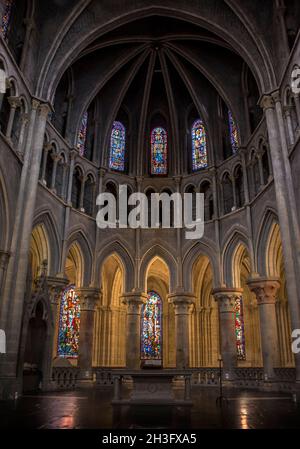 Innenraum eines Doms in der Kathedrale von Lausanne´s, mit Vitreaux und Säulen. Lausanne, Kanton Waadt, Schweiz. Stockfoto