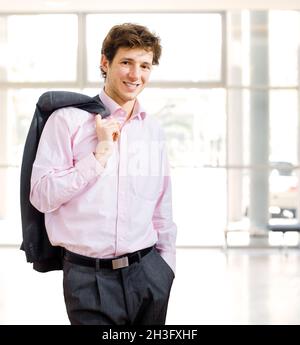 Müheloser Geschäftsmann im Bürogebäude Stockfoto