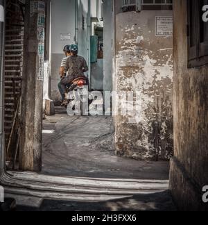 4. Juni 2016, Vietnam, Nha-Trang, zwei Personen auf Moped auf einer schmalen Straße Stockfoto