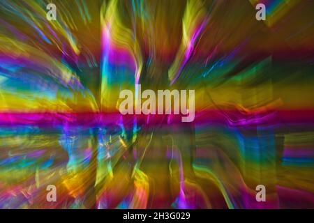 Lebendige Farben explodieren, eine Reihe von Blau, Rot, Gelb, Gold springen von der Seite, ergreifende Aufmerksamkeit, was Bewegung, Leben, schöne Veränderung bedeutet. Stockfoto