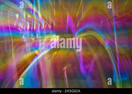 Lebendige Farben explodieren, eine Reihe von Blau, Rot, Gelb, Gold springen von der Seite, ergreifende Aufmerksamkeit, was Bewegung, Leben, schöne Veränderung bedeutet. Stockfoto
