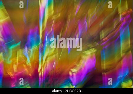 Lebendige Farben explodieren, eine Reihe von Blau, Rot, Gelb, Gold springen von der Seite, ergreifende Aufmerksamkeit, was Bewegung, Leben, schöne Veränderung bedeutet. Stockfoto