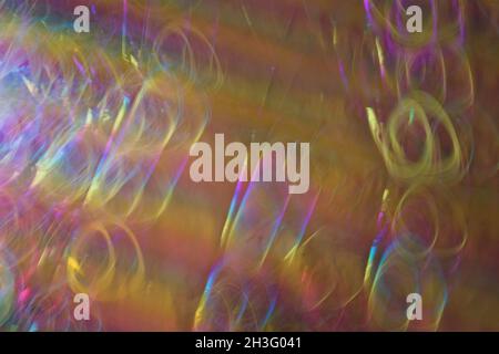 Lebendige Farben explodieren, eine Reihe von Blau, Rot, Gelb, Gold springen von der Seite, ergreifende Aufmerksamkeit, was Bewegung, Leben, schöne Veränderung bedeutet. Stockfoto