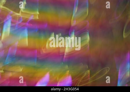 Lebendige Farben explodieren, eine Reihe von Blau, Rot, Gelb, Gold springen von der Seite, ergreifende Aufmerksamkeit, was Bewegung, Leben, schöne Veränderung bedeutet. Stockfoto