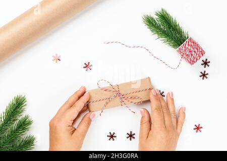 topview Woman Hand Hold, fertig verpackte Geschenkbox für die Weihnachtsnacht, selbstgemachtes Geschenkkonzept Stockfoto