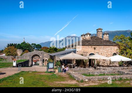 Das Tor zu seinem Kale (Innere Akropolis) und dem alten Koch-Haus, jetzt ein Café. Die Aslan-Pascha-Moschee ist im Hintergrund. Ioannina, Griechenland. Stockfoto