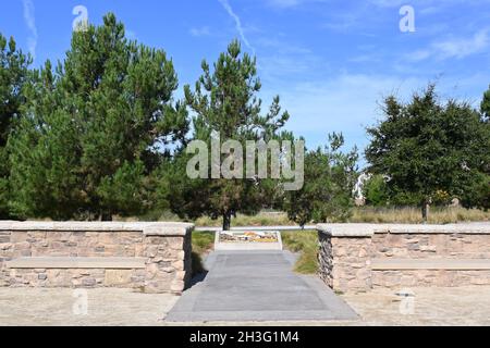 IRVINE, KALIFORNIEN - 23 Okt 2021: Timeline Marker und Rastplatz auf dem Jeffrey Open Space Trail. Stockfoto