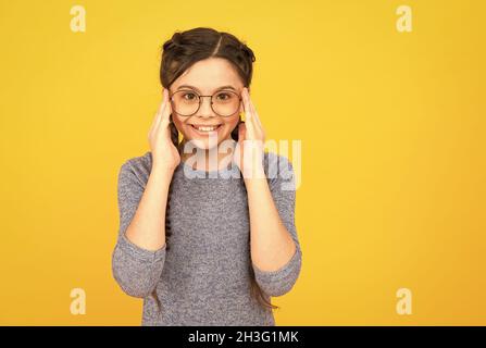 Augenzubehör wird Ihnen gefallen. Glückliches Mädchen tragen Brille gelben Hintergrund. Modisches Accessoire. Designer-Brillen. Brillen im Angebot. Kaufen Sie optische Rahmen Stockfoto