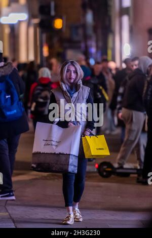 London, Großbritannien. Oktober 2021. Weihnachtseinkäufe. Die geschäftige Oxford Street beginnt mit dem Weihnachtsanlauf. Kredit: Guy Bell/Alamy Live Nachrichten Stockfoto