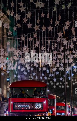 London, Großbritannien. Oktober 2021. Weihnachtsdekorationen hängen bereits über dem Kopf. Die geschäftige Oxford Street beginnt mit dem Weihnachtsanlauf. Kredit: Guy Bell/Alamy Live Nachrichten Stockfoto