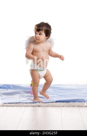 Baby Mädchen mit Engelsflügeln Stockfoto