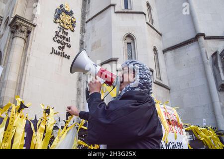 London, Großbritannien. Oktober 2021. Ein als Richter gekleideter Protestler singt am zweiten Tag der Anhörung von Julian Assange vor den Royal Courts of Justice durch ein Megaphon.die US-Regierung legte Berufung gegen die Entscheidung ein, den WikiLeaks-Gründer nicht auszuliefern. Kredit: SOPA Images Limited/Alamy Live Nachrichten Stockfoto