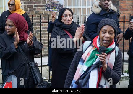 London, Großbritannien, 28. Oktober 2021: Eine Gruppe sudanesischer Expatriates veranstaltet täglich eine Demonstration vor der sudanesischen Botschaft aus Protest gegen den Militärputsch gegen den Sudan, bei dem Premierminister Abdalla Hamdok zunächst inhaftiert und nun unter Hausarrest gestellt wurde. Andere Minister bleiben im Gefängnis, und auf den Straßen von Khartum finden Proteste statt. In ihren Gesängen und Reden forderten diese Demonstranten die Rückkehr einer vollständig demokratischen Regierung im Sudan. Anna Watson/Alamy Live News Stockfoto