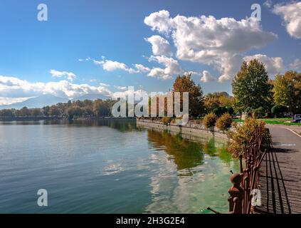 Ioannina, Griechenland - Oktober 22 2021: Blick auf die Uferpromenade an einem sonnigen Herbsttag. Stockfoto