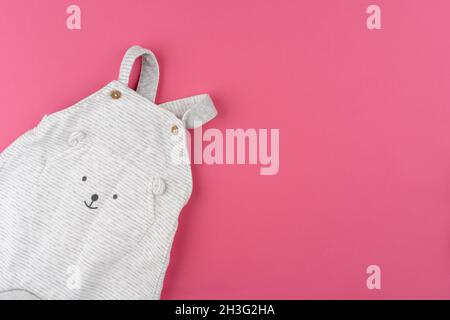 Baby Kleidung auf rosa Hintergrund Draufsicht Stockfoto