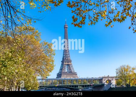 Paris, die Bir-Hakeim-Brücke auf der seine, mit dem Eiffelturm im Herbst Stockfoto