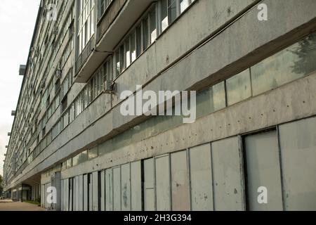 Das Ergebnis der Schließung von Geschäften. Graue Farbe auf dem Glas. Stockfoto