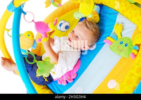 Baby spielt mit Spielzeug Stockfoto