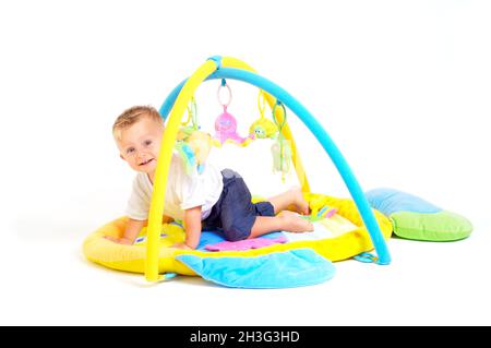 Baby spielt mit Spielzeug Stockfoto