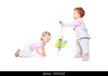 Babys spielen mit Spielzeug Stockfoto