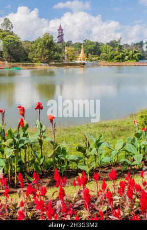 Blumen und ein See im Botanischen Garten von Kandawgyi in Pyin Oo Lwin, Myanmar Stockfoto