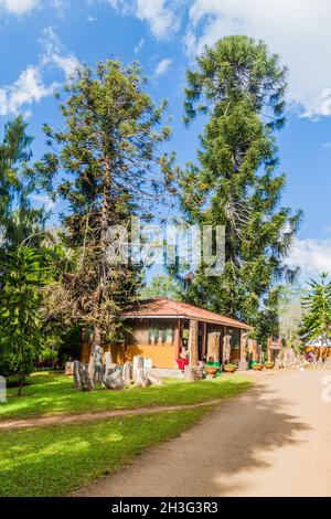 Versteinerte Wälder zeigen Gebäude im National Kandawgyi Botanical Gardens in Pyin Oo Lwin, Myanmar Stockfoto