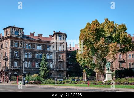 Schöne alte bemalte Gebäude in Kodaly Korond, einem Platz an der Kreuzung von Andrassy Ave und Szinyei Merse utca. Stockfoto