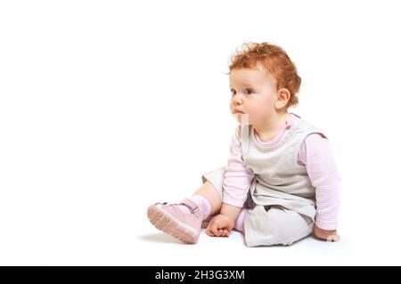 Rotschopf Baby sitzend Stockfoto