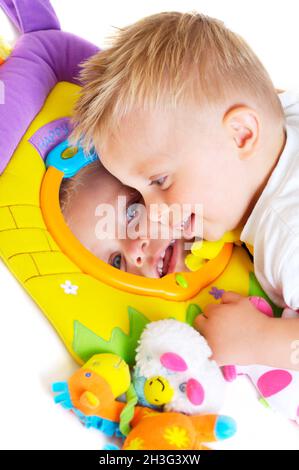 Baby spielt mit Spielzeug Stockfoto