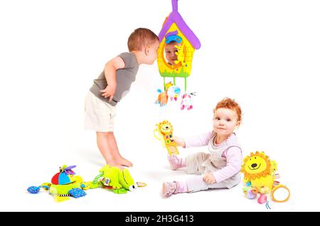 Babys spielen mit Spielzeug Stockfoto