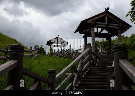 Alte Holztreppe, die nach oben führt Stockfoto