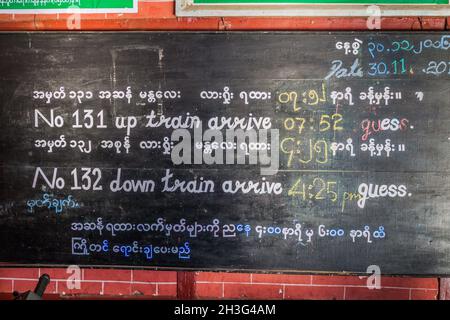 PYIN OO LWIN, MYANMAR - 30. NOVEMBER 2016: Fahrplan des Bahnhofs in Pyin Oo Lwin, Myanmar Stockfoto