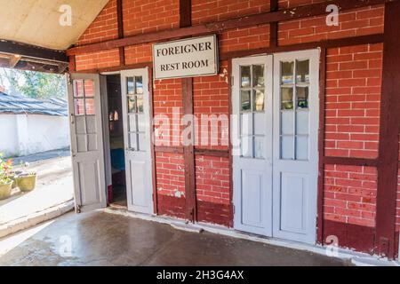 PYIN OO LWIN, MYANMAR - 30. NOVEMBER 2016: Ausländerruhestation am Bahnhof in Pyin Oo Lwin, Myanmar Stockfoto