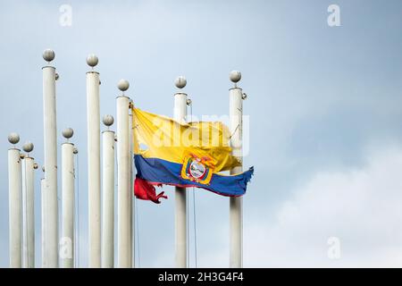 Alte und gebrochene Flagge Kolumbiens fliegt auf einem Fahnenmast Stockfoto