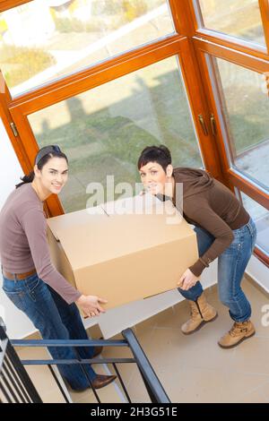 Frauen tragen Pappkarton Stockfoto