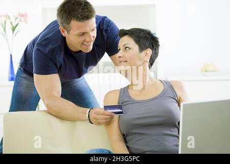 Paar, die Zahlung mit Kreditkarte Stockfoto