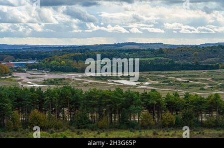 Blick auf den North Tidworth Tank Obstacle Course und das Tidworth Camp, Heimat des Royal Tank Regiment, von Sidbury Hill aus gesehen Stockfoto