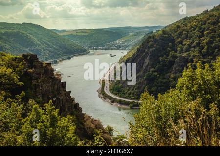 Blick auf das Rheintal und den Spitznackblick steiler Fels Stockfoto