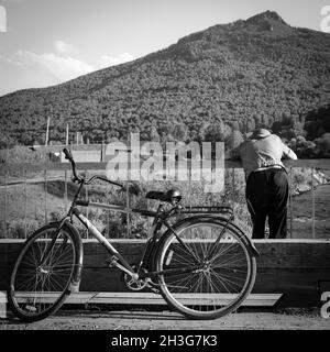 31. Juli, Russland, Altay, der Mann schaut von der Brücke auf der Lamdscape auf den Fluss Stockfoto