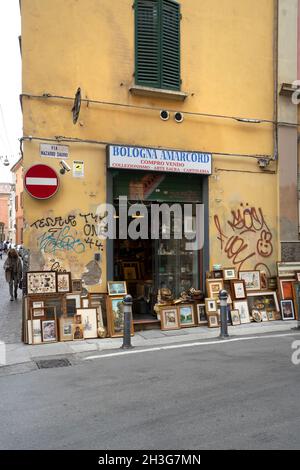 Bologna Italien. Oktober 2021. Ein Trödelladen mit einigen Artikeln auf dem Bürgersteig im Stadtzentrum Stockfoto