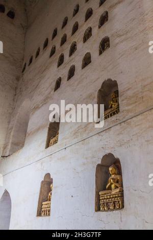 Buddha Skulptur Nischen im Ananda Tempel in Bagan, Myanmar Stockfoto