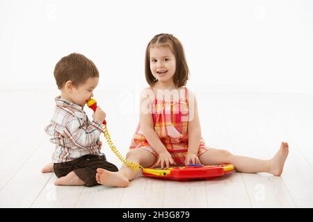 Kleine Kinder spielen mit Spielzeuginstrument Stockfoto